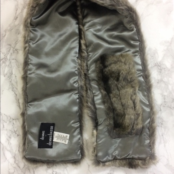 Dennis Basso NWOT Gray Faux Fur Criss-cross Scarf - Picture 4 of 8